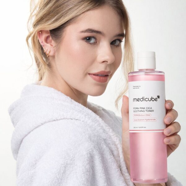 MEDICUBE – PDRN Pink Cica Toning Toner 250 ml – Tónico Calmante e Hidratante
