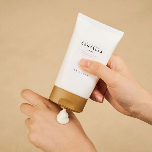 SKIN1004 - Madagascar Centella Cream, Crema Hidratante ligera, ayuda a calmar la piel irritada y protege y fortalece la barrera protectora de la piel, 75 ml