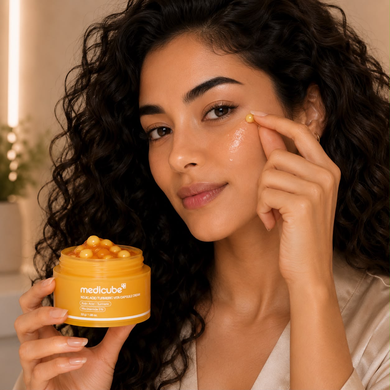 MEDICUBE – Kojic Acid Turmeric Capsule Cream 55 g – Crema Iluminadora Antimanchas